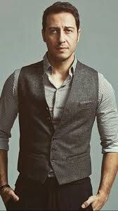 阿里·阿克索兹