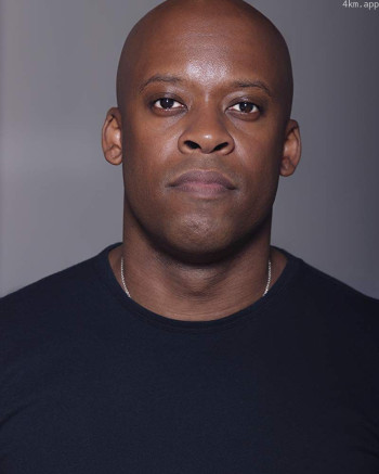 雷金纳德·巴恩斯