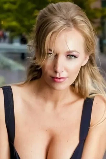 海莉-玛丽·柯品