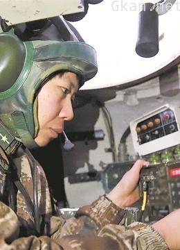 马和帕丽:男兵连里的铁甲女兵