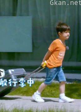 超人妈妈与宝贝们甜蜜互动,以此增加彼此的感情!