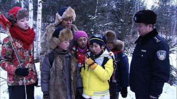 一个小孩三个帮