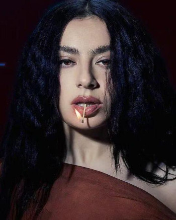 周六夜现场：查莉XCX